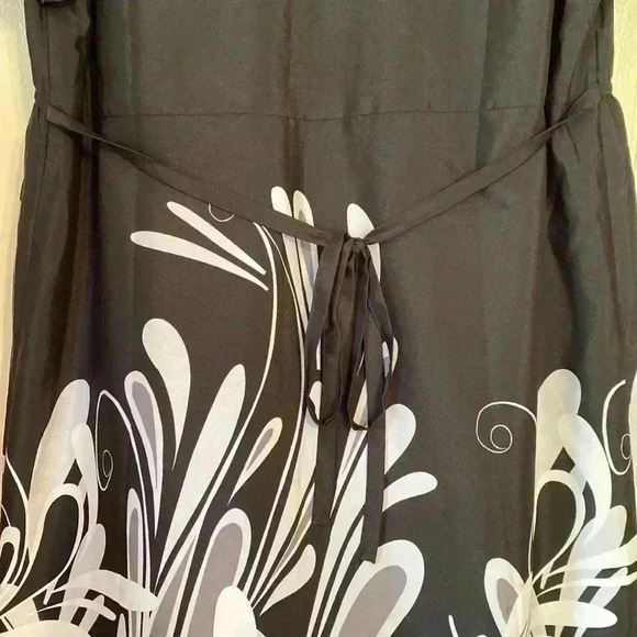 Liz Lange Maternity for Target Black & White Midi Short Sleeve Dress Size Medium - Picture 4 of 10